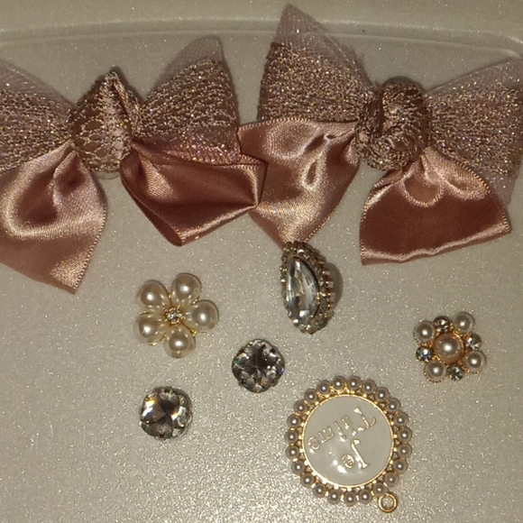 Pretty croc charms with bows and gems - Picture 1 of 1